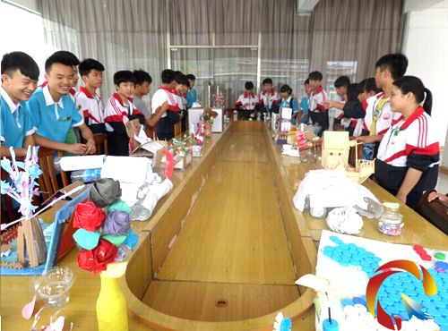 雷山民族中學舉行“獨具匠心 變廢為寶”手工藝品創作大賽