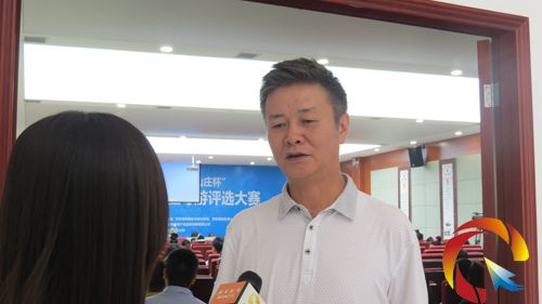 記者采訪旅游局副局長胡浩宇