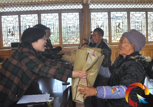 將毛毯發放到留守老人手中