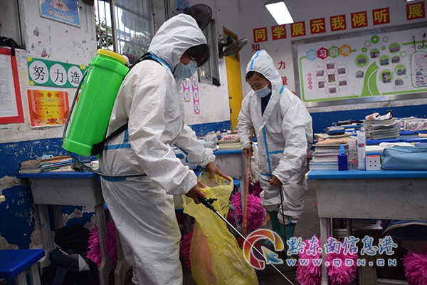 工作人員對學生的嘔吐物進行清理