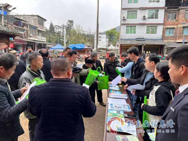 工作人員在發放宣傳資料