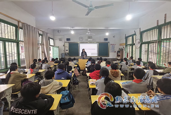 地坪鎮司法所所長在給學生上普法課