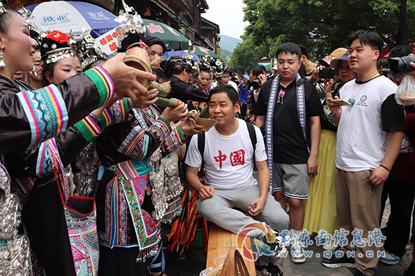“村歌”隊伍各顯神通拉票進行拉票