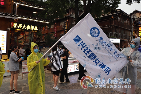 游客參與“抹花臉”活動