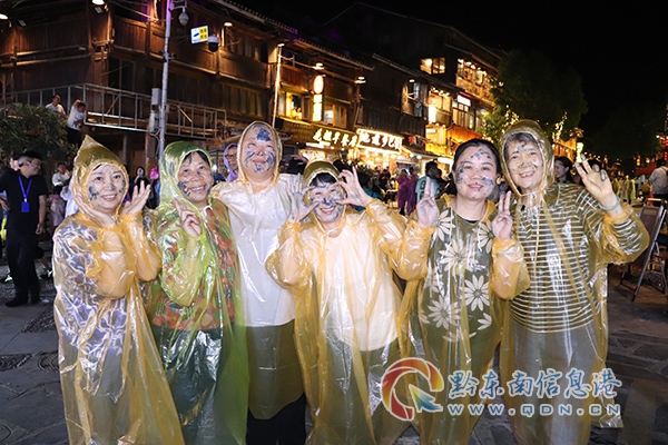 游客參與“抹花臉”活動