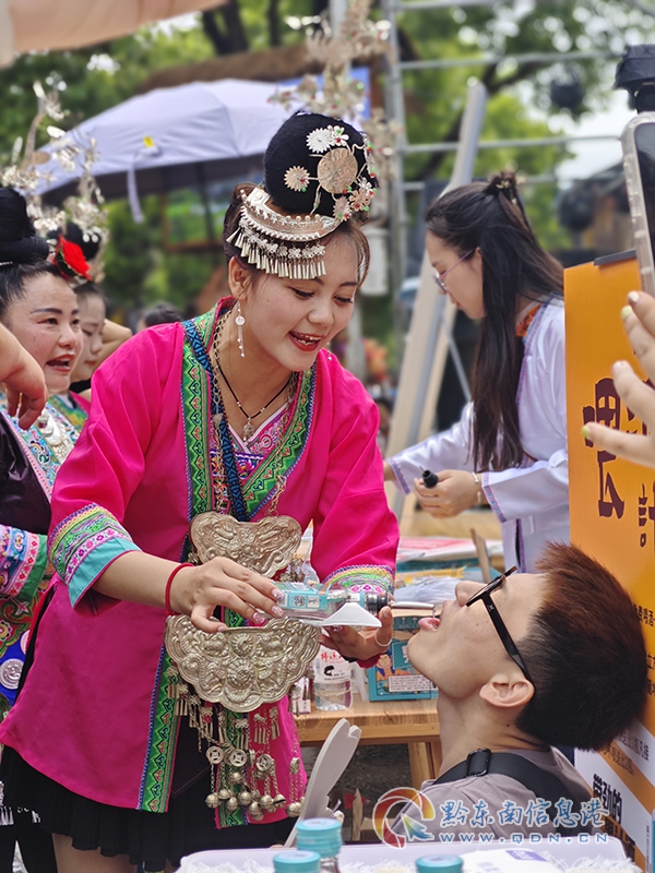 游客體驗侗族文化