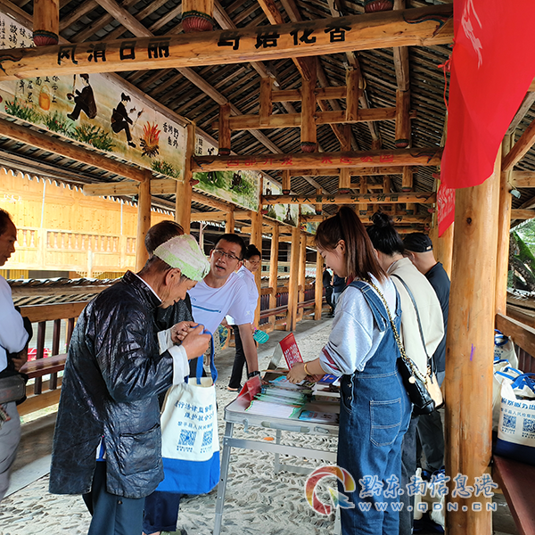 圖為:宣傳人員解答群眾法律咨詢