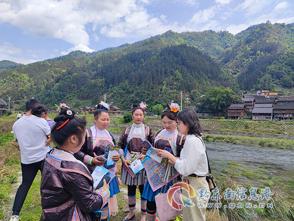 圖為:宣傳人員在摔跤場外開展法律宣傳