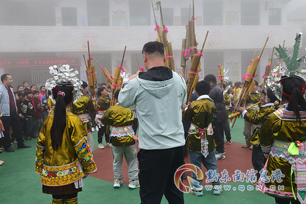 天柱一小送教團隊參觀從江縣翠里鄉孩子們的樂器表演