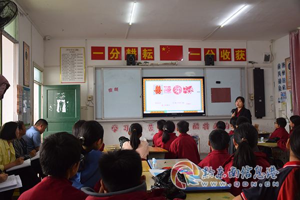 天柱一小吳小慧老師在美術課上講解剪紙貼花知識