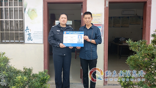 向企業送上示范區(開發區)“益企行”警企通聯服務連心卡。(高世松供圖)