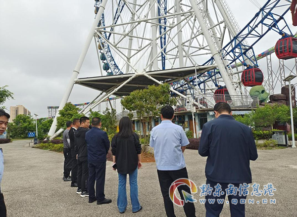 圖為執(zhí)法人員開(kāi)展游樂(lè)實(shí)施安全檢查