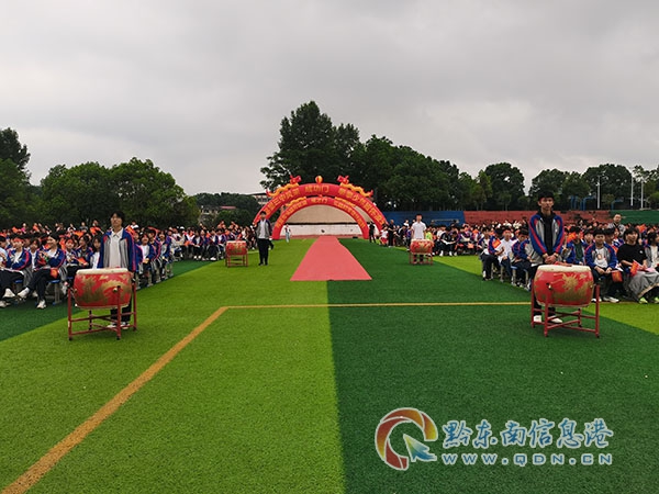 學(xué)生在“雙重門(mén)”前擊鼓鳴志