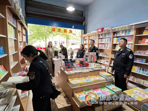 工作人員在檢查校園及周邊食品安全