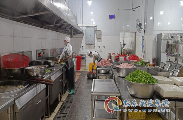 工作人員在檢查校園及周邊食品安全