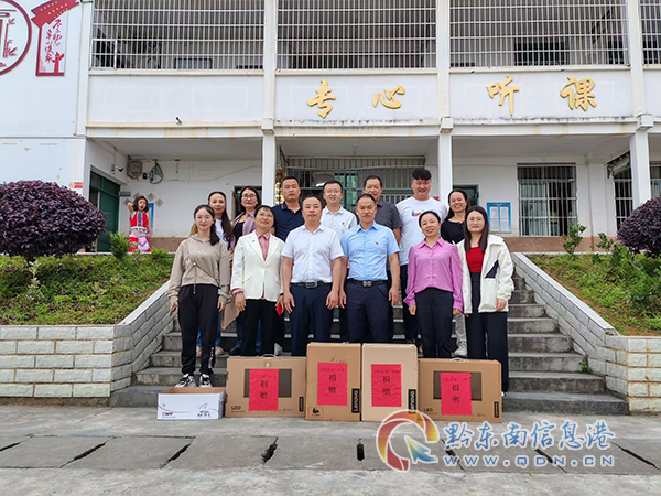 兩校參加教研活動人員合影紀念