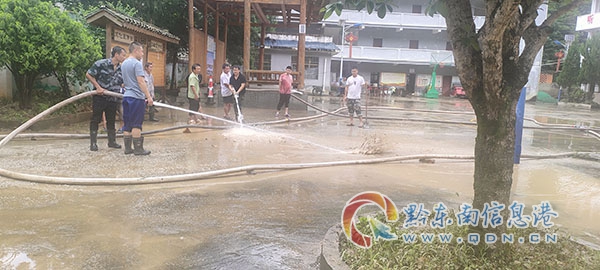 圖為 銅鼓鎮銅坡村組織干部、群眾開展清淤.