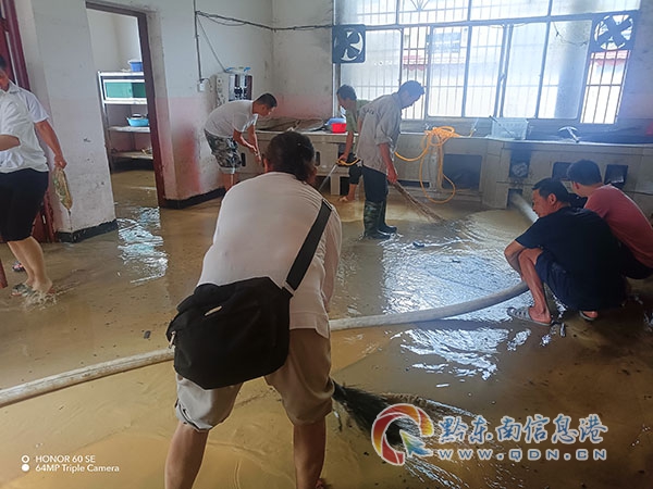 圖為銅鼓鎮群眾開展排水清淤工作