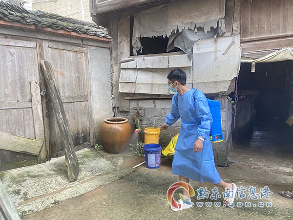 圖為 銅鼓鎮組織人員對洪澇災區進行衛生防疫消殺
