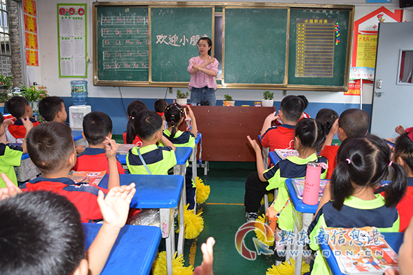 一年級老師教幼兒園小朋友的課堂禮儀和課堂規(guī)矩