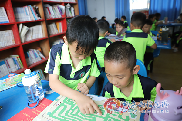 幼兒園小朋友們漫步在天柱一小圖書室里吸收知識養(yǎng)分