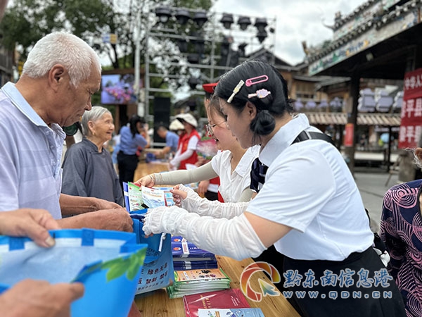 圖為:宣傳人員向當地群眾宣傳法律法規知識