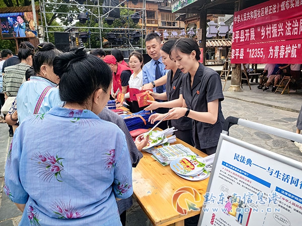 圖為:宣傳人員向當地群眾宣傳法律知識