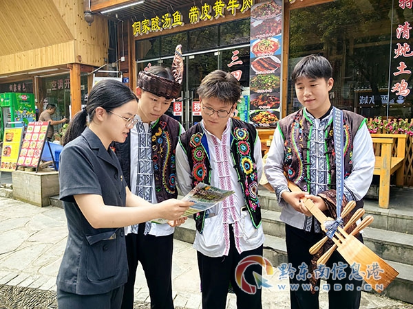 圖為:宣傳人員向過往群眾宣傳法律知識