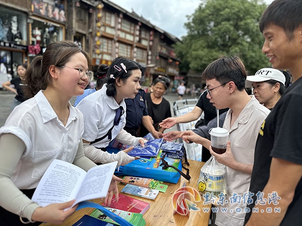 圖為:宣傳人員向外地游客宣傳民法典知識