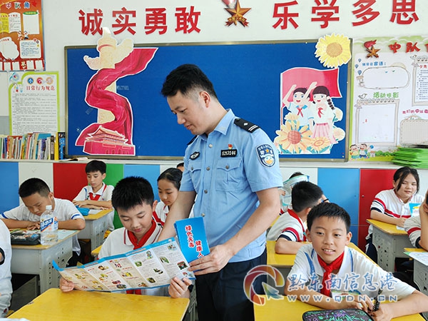 派出所民警為孩子們發(fā)放“綠色無(wú)毒”小手冊(cè)