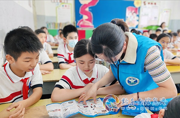 社區(qū)工作人員為孩子們講解有害內(nèi)容