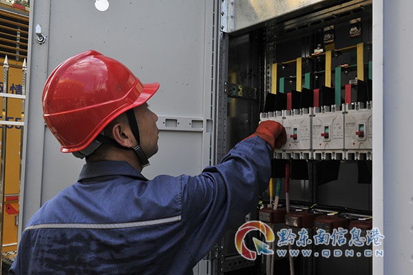 檢查體育館配電柜