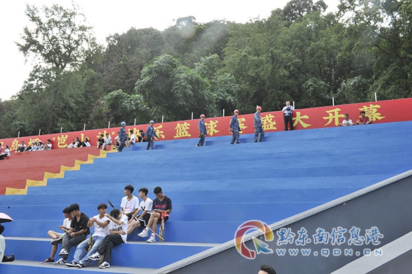 保電小組工作人員對籃球賽場用電設(shè)備進(jìn)行安全隱患排查