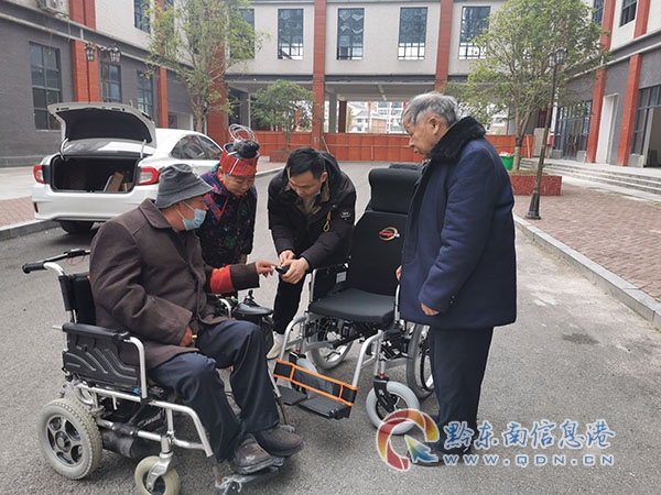 在社區幫助老人使用輔助器材