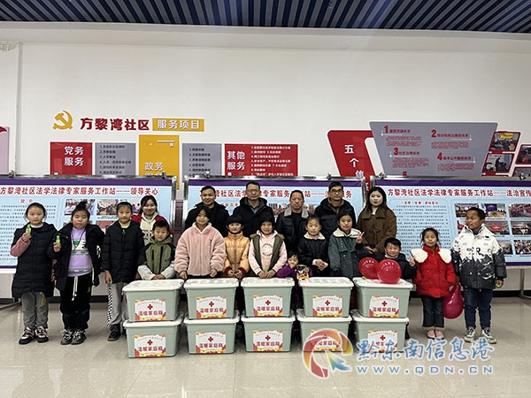 在社區為兒童發放溫暖包