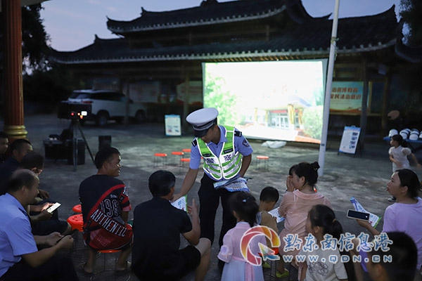 向村民發放交通安全宣傳資料