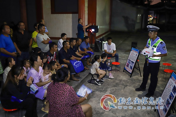 向村民講解安全頭盔的保護作用