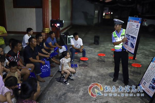 向村民講解交通事故案例