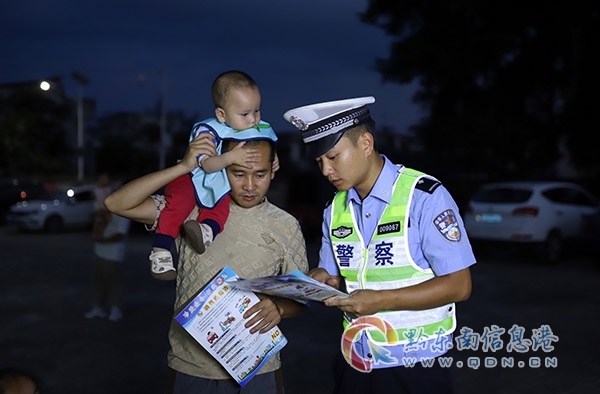 向村民宣傳交通安全不知識