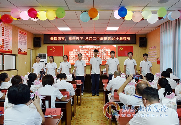 學(xué)生朗誦詩歌