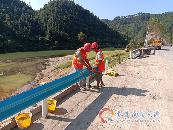 X815茶坪至敏洞公路K0+821施工點正在安裝護欄