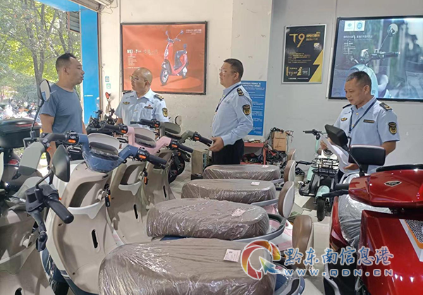執法人員對電動自行車銷售主體開展專項執法檢查