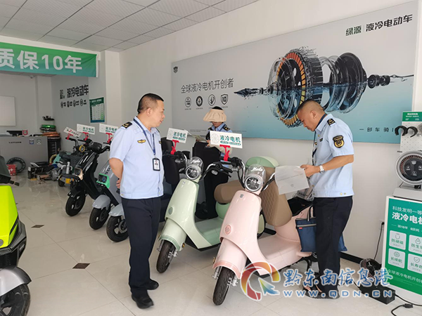 執法人員對電動自行車銷售主體開展專項執法檢查