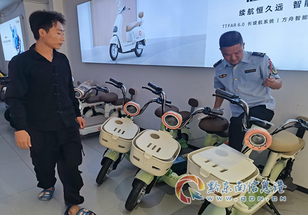 執法人員對電動自行車銷售主體開展專項執法檢查