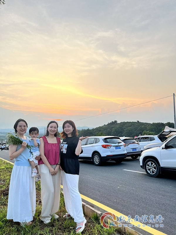 游客在黎平世紀(jì)大道“網(wǎng)紅打卡點(diǎn)”留影(李文芬供圖)