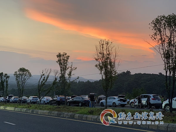 黎平世紀(jì)大道“網(wǎng)紅打卡點(diǎn)”日出(李文芬供圖 )