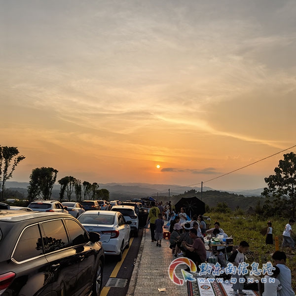 黎平世紀(jì)大道“網(wǎng)紅打卡點(diǎn)”人流如趕集(李春梅供圖)