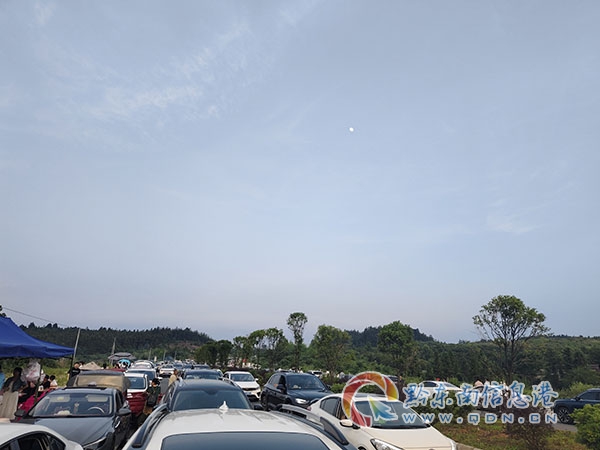 游客到黎平世紀(jì)大道“網(wǎng)紅打卡點(diǎn)”(楊再新供圖)