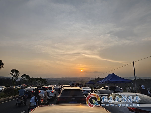 游客到黎平世紀(jì)大道“網(wǎng)紅打卡點(diǎn)”(楊再新供圖)