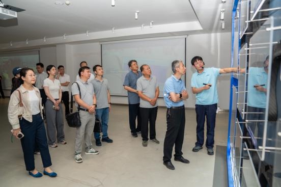 ����(��i)��ɽ�����ҳ��L(zh��ng)��һ�����^(gu��)��������·��